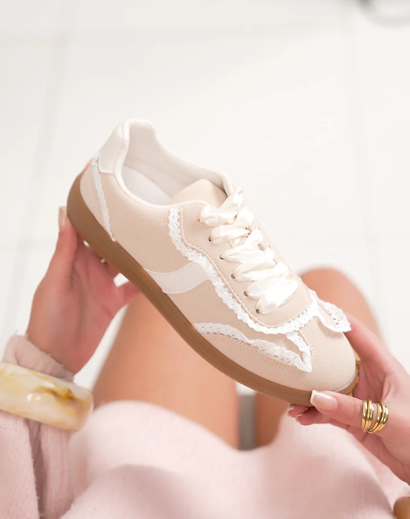 Basket femme beige en peau de pêche avec dentelle blanche et semelle gomme