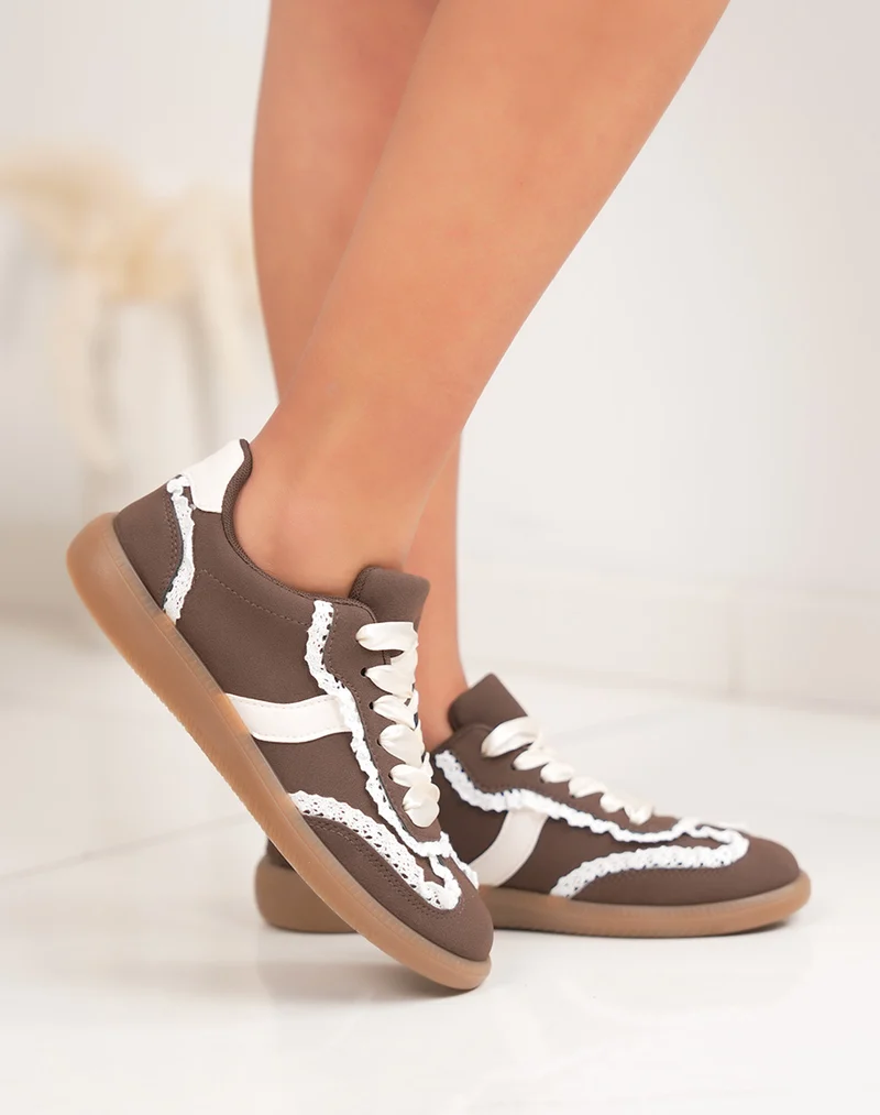 Basket femme marron en peau de pêche avec dentelle blanche et semelle gomme