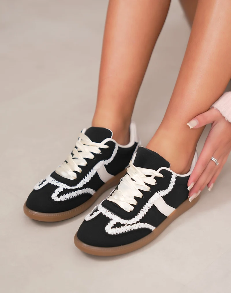 Basket femme noire en peau de pêche avec dentelle blanche et semelle gomme