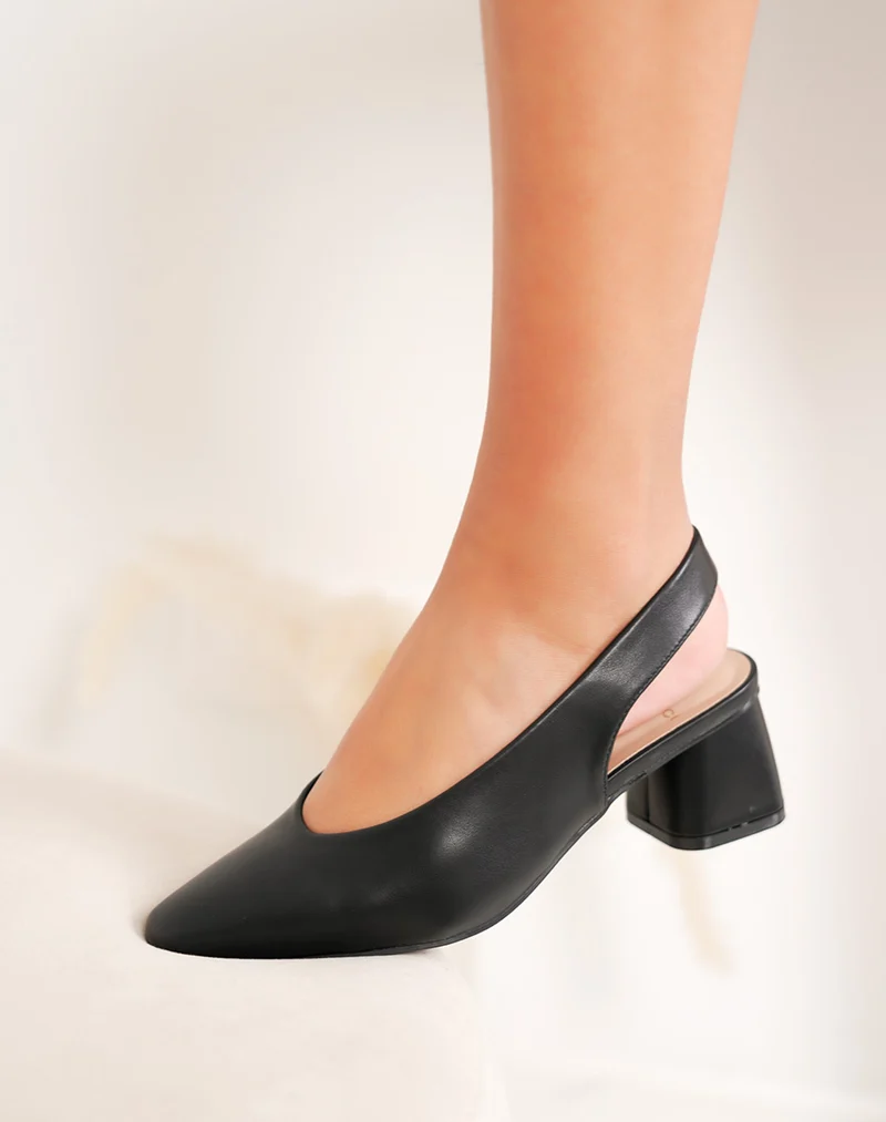 Escarpins femme noirs élégants à bride arrière et petit talon épais