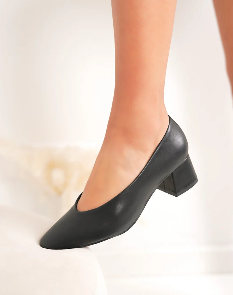 Escarpins femme noirs élégants à petit talon épais et bout carré