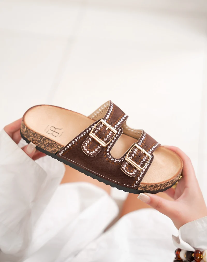 Mules femme marron confortables à boucle dorée et couture tissée tendance