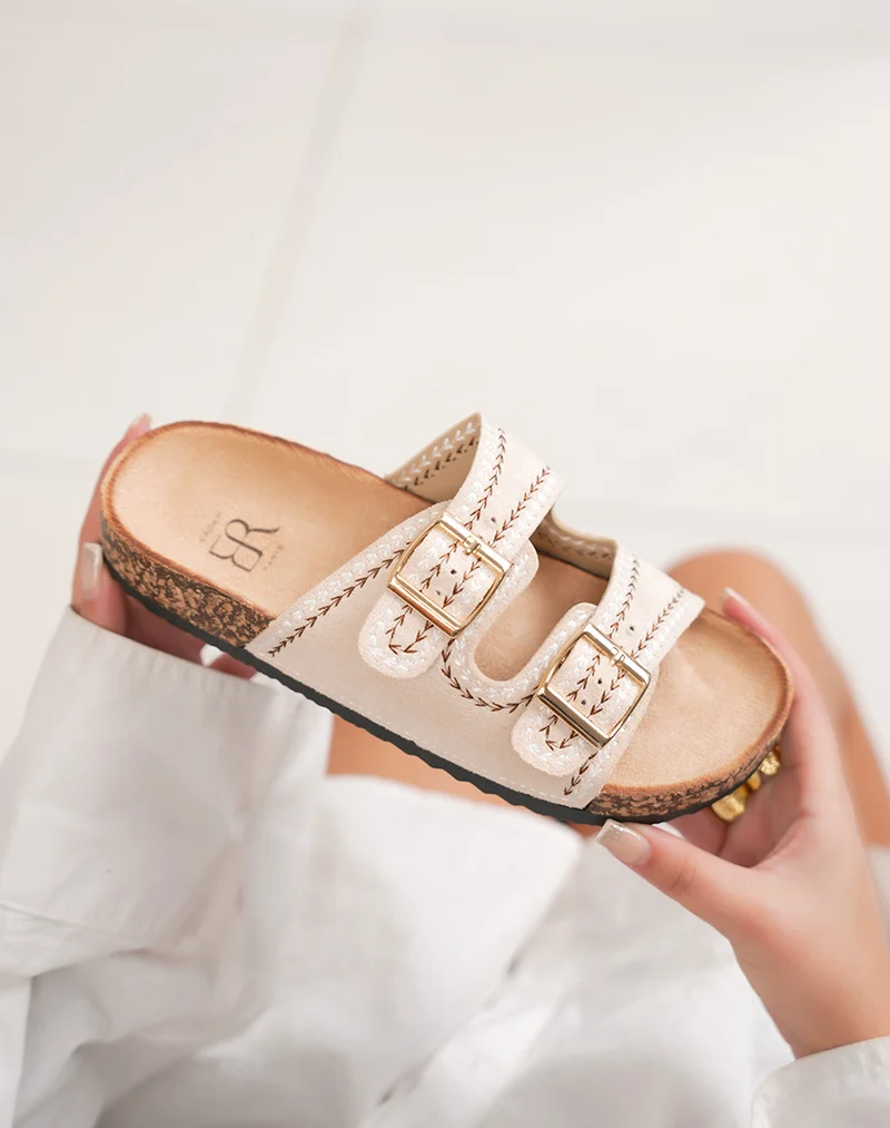 Mules femme beiges tendance à boucle dorée et couture tissée