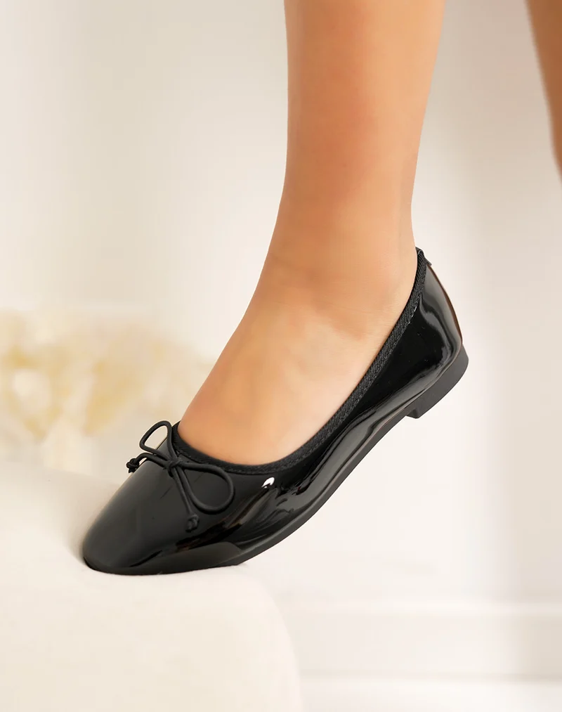 Ballerine femme noire vernie élégante avec nœud décoratif et semelle plate confortable