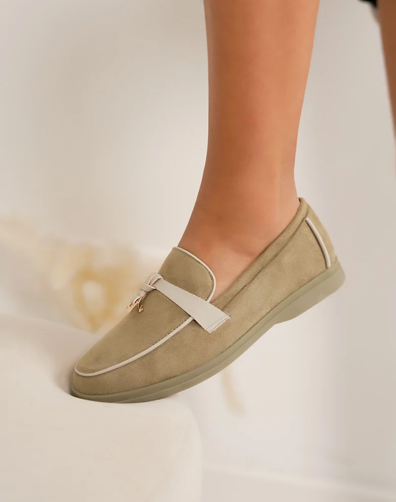 Mocassin femme vert élégante avec bride gris clair et détail doré discret