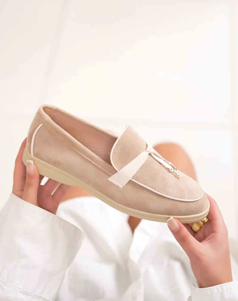 Mocassin femme beige élégante avec bride ton sur ton et détail doré raffiné