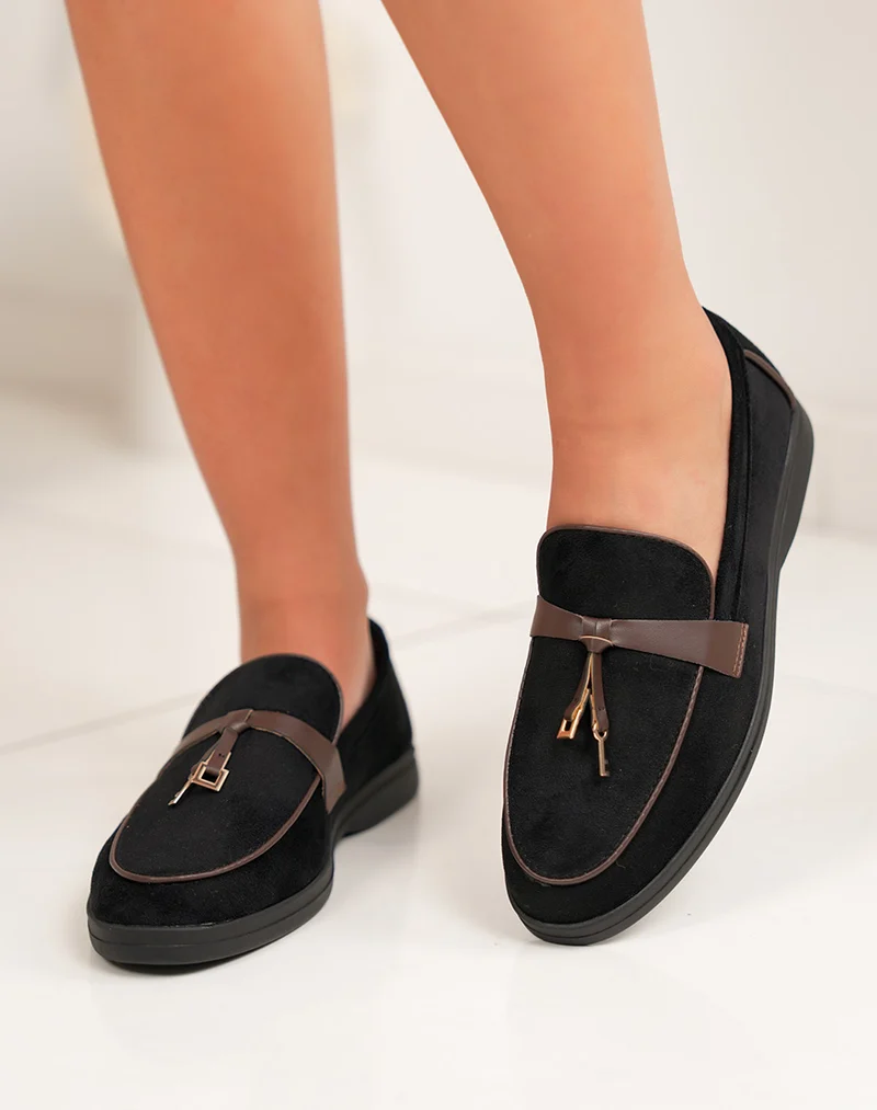 Mocassin femme noir élégante avec bride marron et détail doré clé