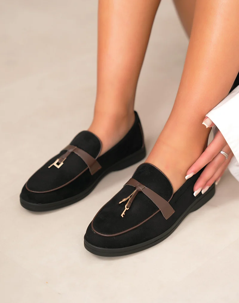 Mocassin femme noir élégante avec bride marron et détail doré clé