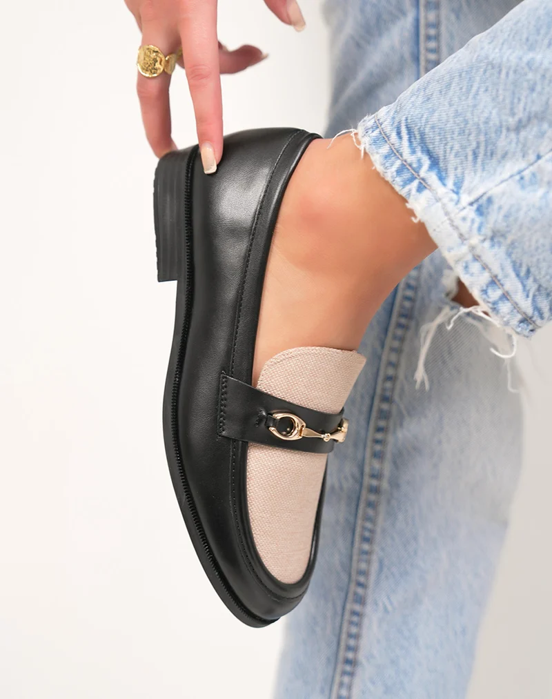 Mocassin femme noir élégant tissé avec bijou doré chic