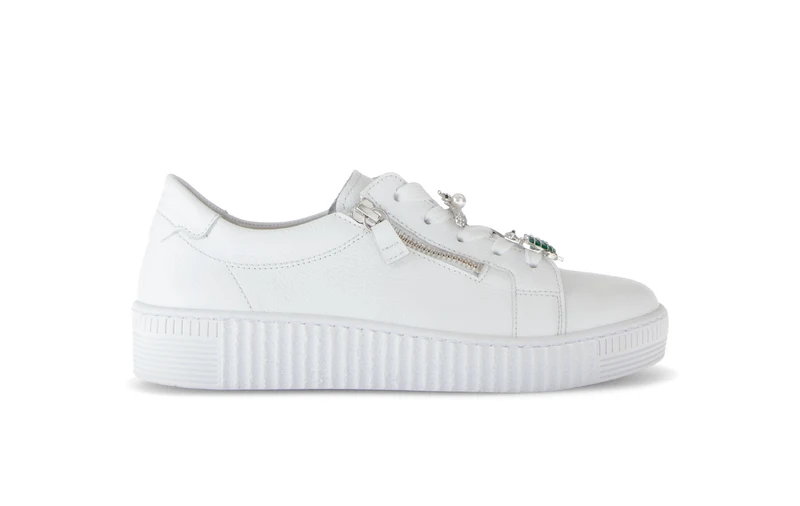 Baskets blanches en cuir avec un bijou fantaisie