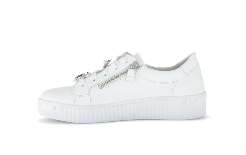 Baskets blanches en cuir avec un bijou fantaisie