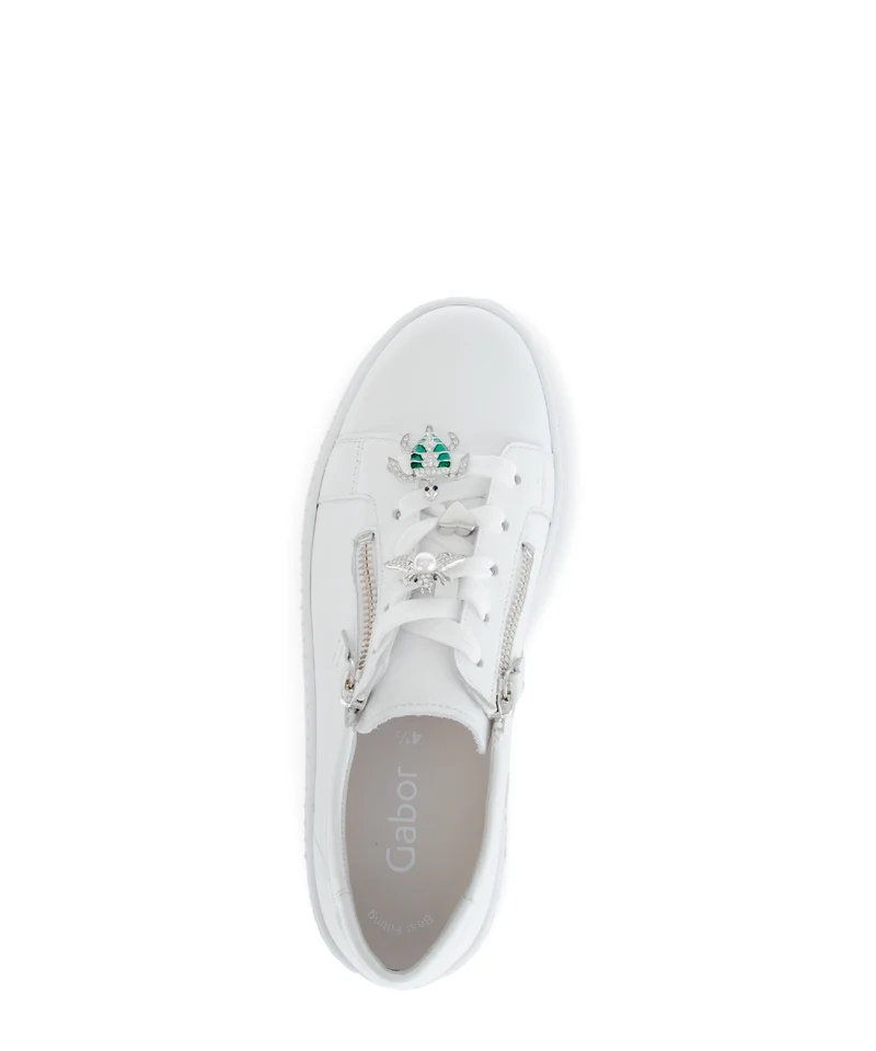 Baskets blanches en cuir avec un bijou fantaisie