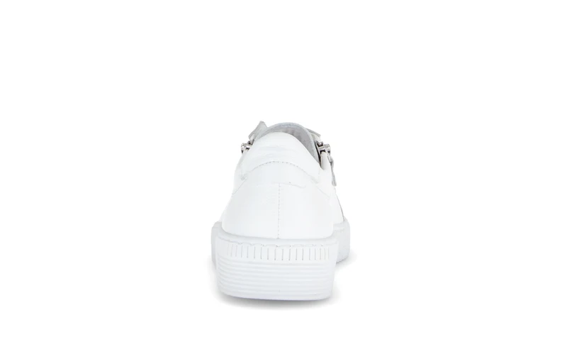 Baskets blanches en cuir avec un bijou fantaisie