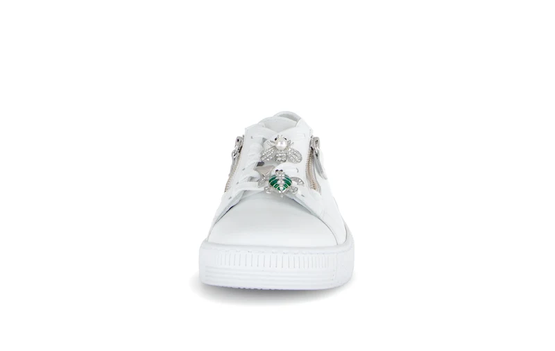 Baskets blanches en cuir avec un bijou fantaisie