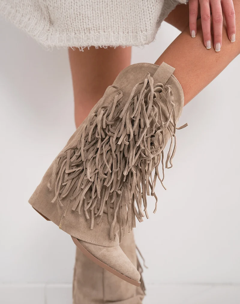 Santiags femme beige en suédine à franges avec talon haut et bout pointu tendance