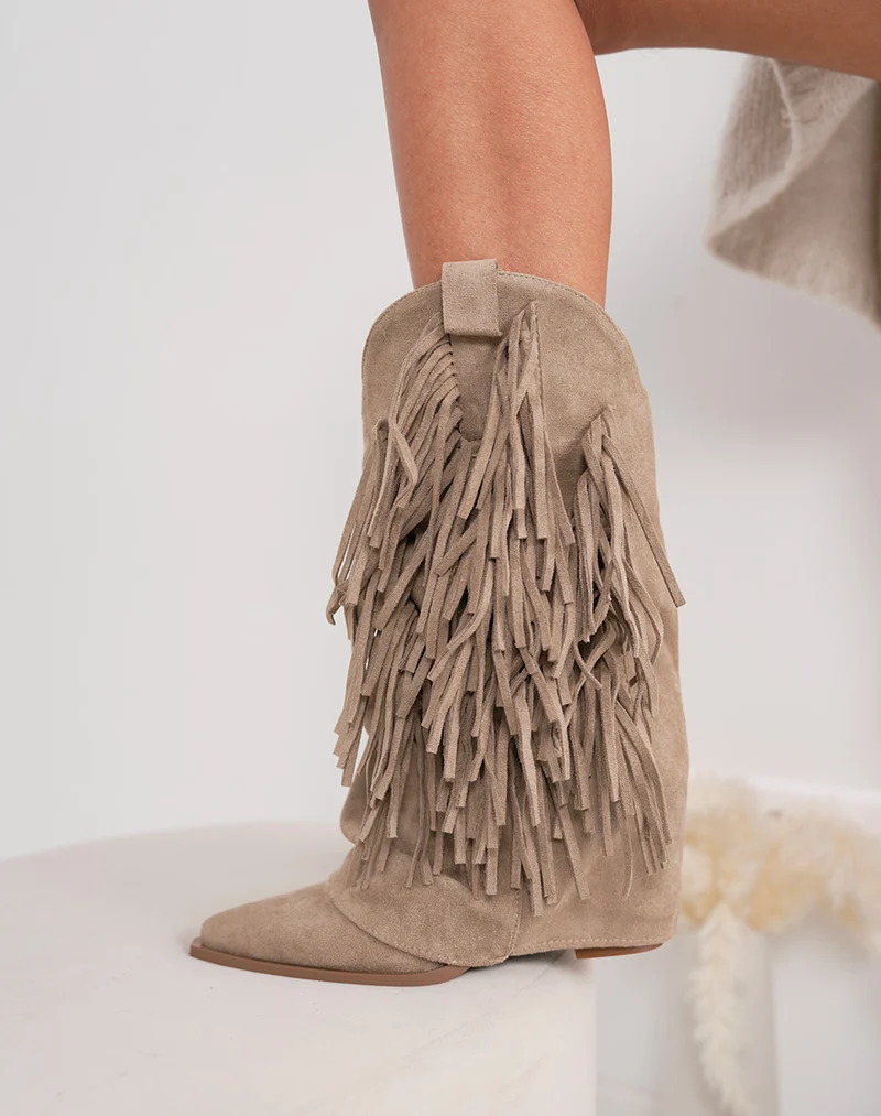 Santiags femme beige en suédine à franges avec talon haut et bout pointu tendance