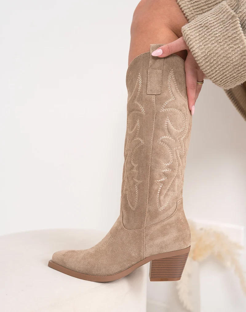 Santiags femme beige tendance en suédine brodée avec talon épais et bout pointu