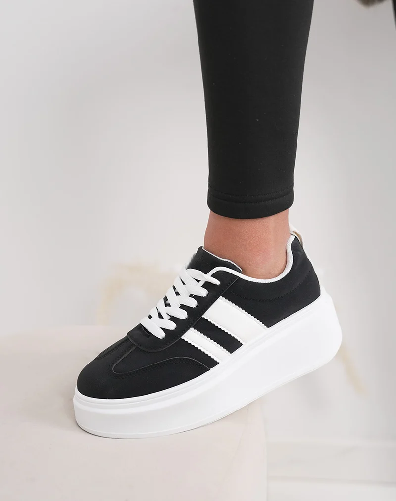 Basket femme noire tendance avec rayures épaisses et plateforme confortable
