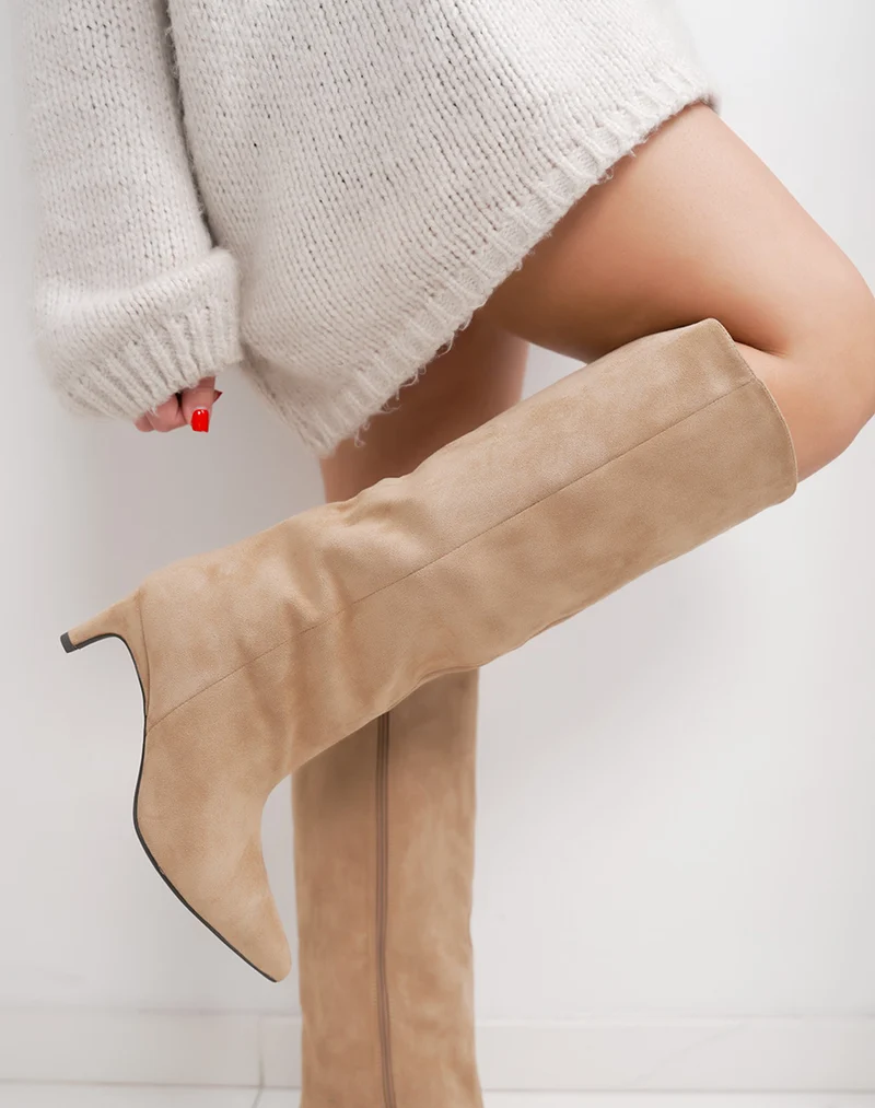 Bottes femme beige élégantes en suédine à petit talon aiguille et bout pointu
