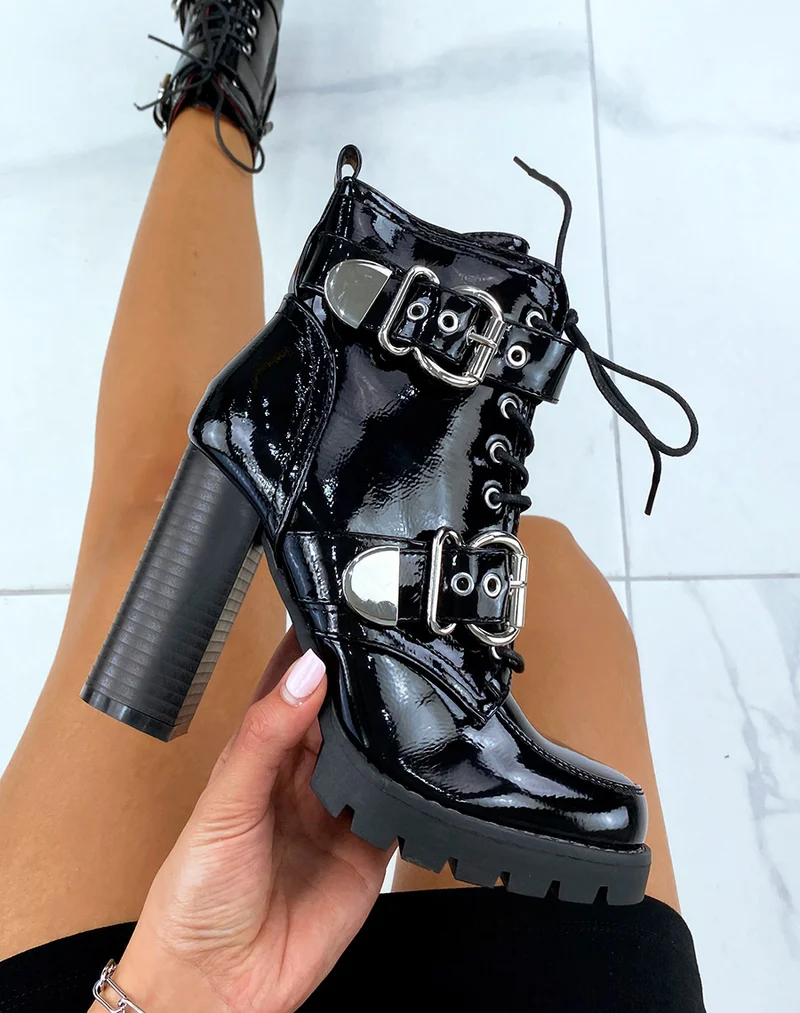 Bottines à talons noires vernies à sangles