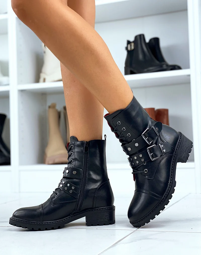 Bottines noires à lacet et bride cloutées