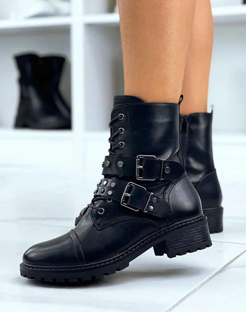 Bottines noires à lacet et bride cloutées