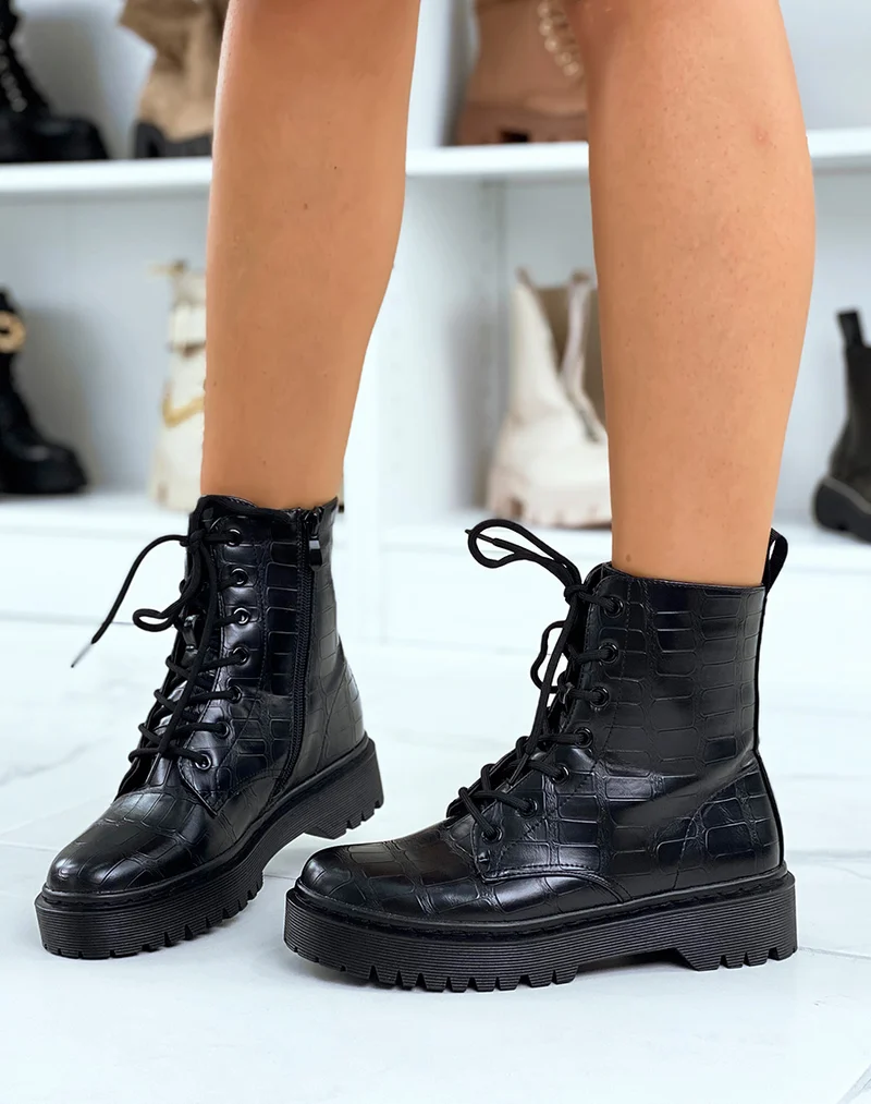Bottines noires montantes effet croco à lacets