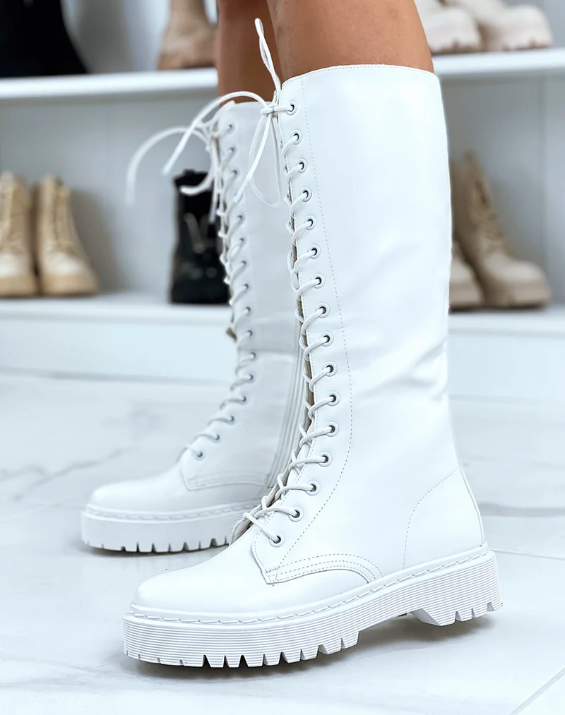 Bottes blanches lacées à semelle plate et crantée