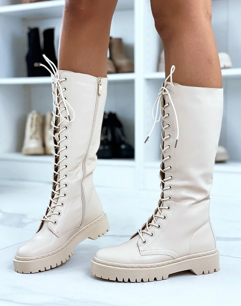 Bottes beiges lacées à semelle plate et crantée