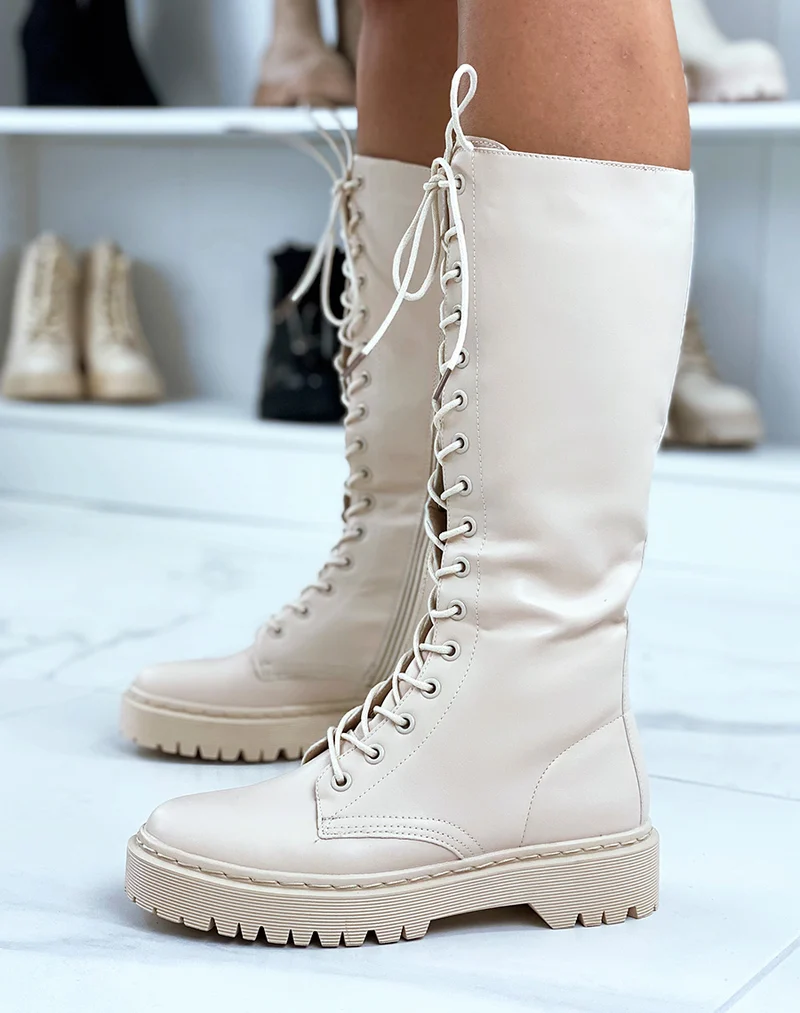 Bottes beiges lacées à semelle plate et crantée