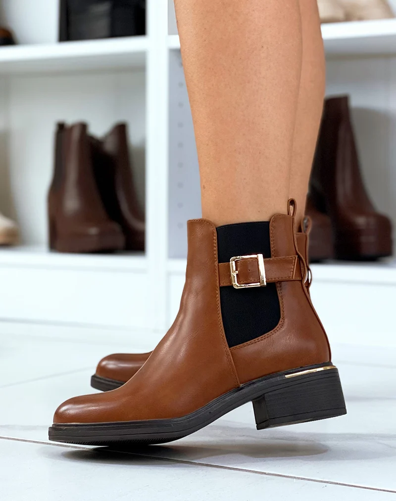 Bottines camel à lanière ajustable et talon à détail doré