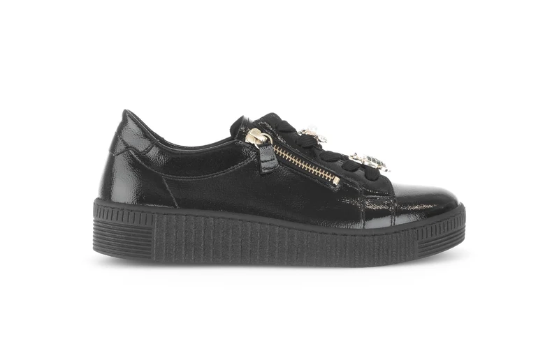 Baskets noires en cuir vernis avec un bijou fantaisie