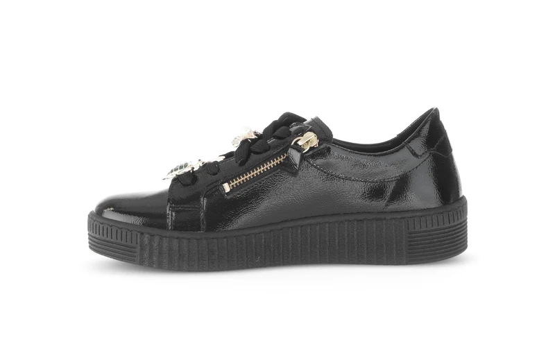 Baskets noires en cuir vernis avec un bijou fantaisie