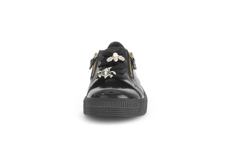 Baskets noires en cuir vernis avec un bijou fantaisie
