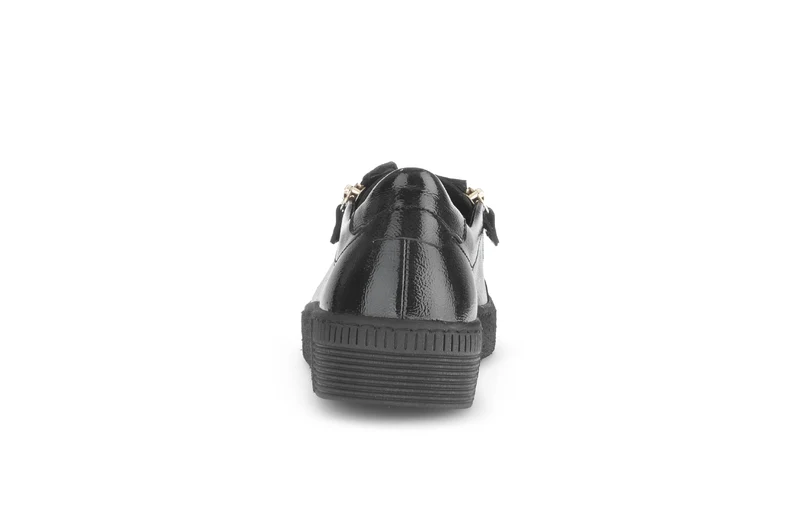 Baskets noires en cuir vernis avec un bijou fantaisie