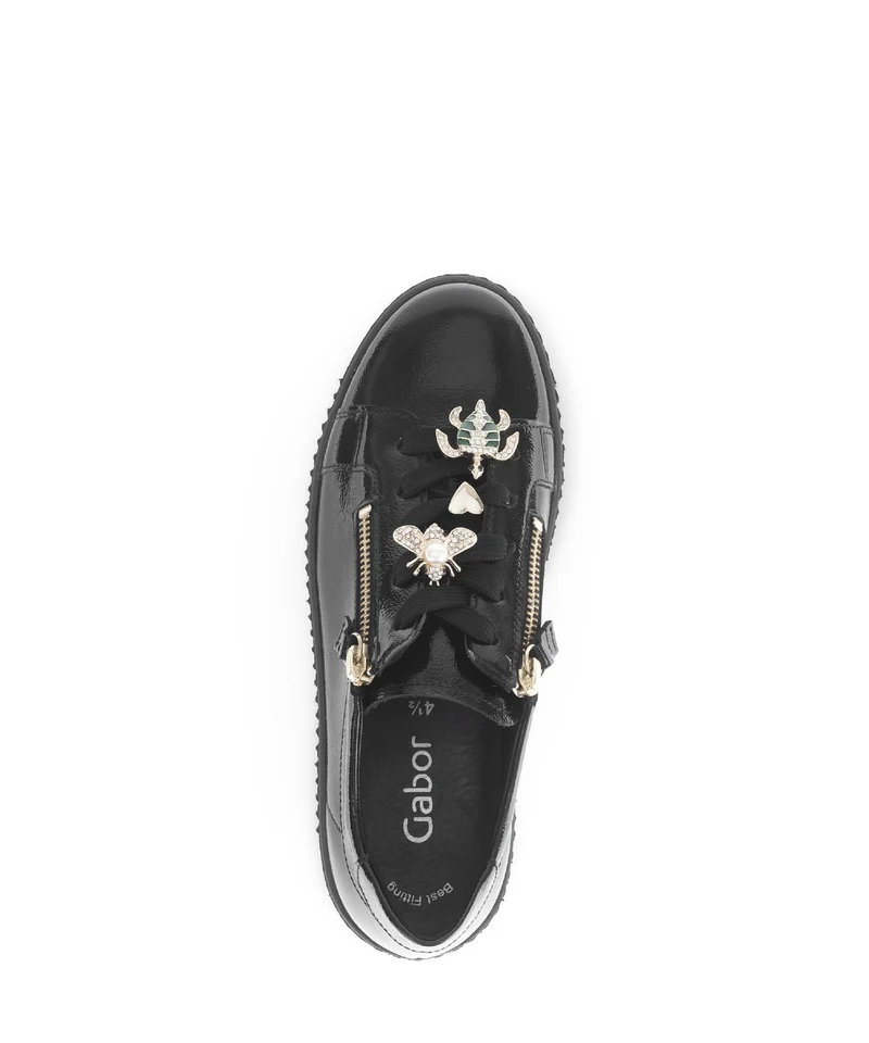 Baskets noires en cuir vernis avec un bijou fantaisie