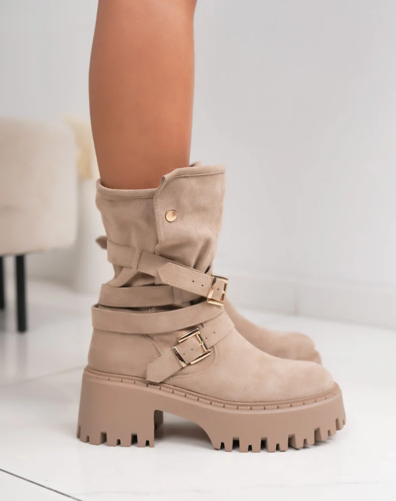 Bottines femme beige tendance avec semelle crantée et boucles dorées
