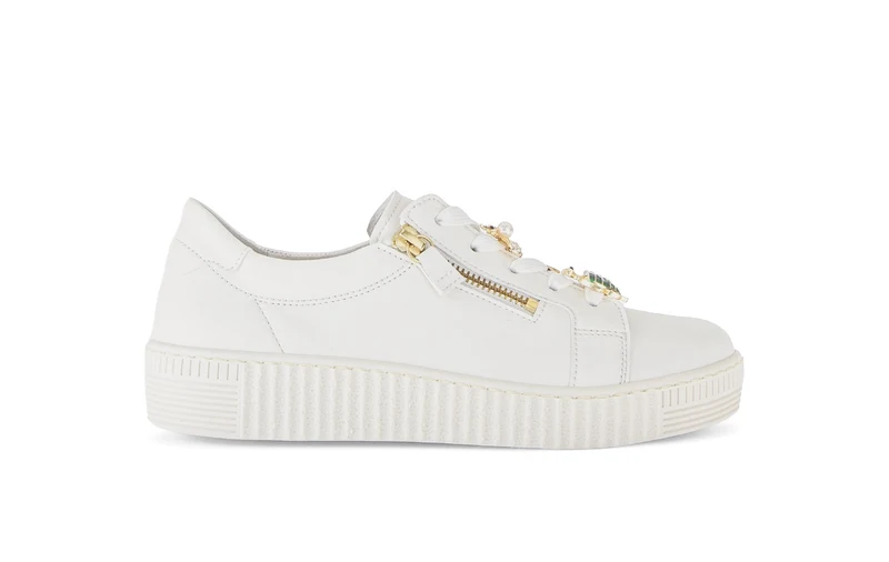 Baskets blanches en cuir lisse avec un bijou fantaisie