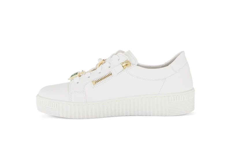 Baskets blanches en cuir lisse avec un bijou fantaisie