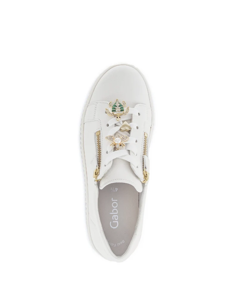 Baskets blanches en cuir lisse avec un bijou fantaisie