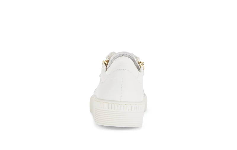 Baskets blanches en cuir lisse avec un bijou fantaisie