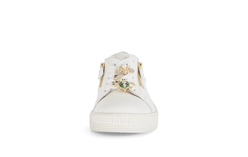 Baskets blanches en cuir lisse avec un bijou fantaisie