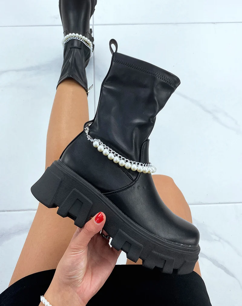 Bottines noires montantes à chaîne et à perles à semelle crantée