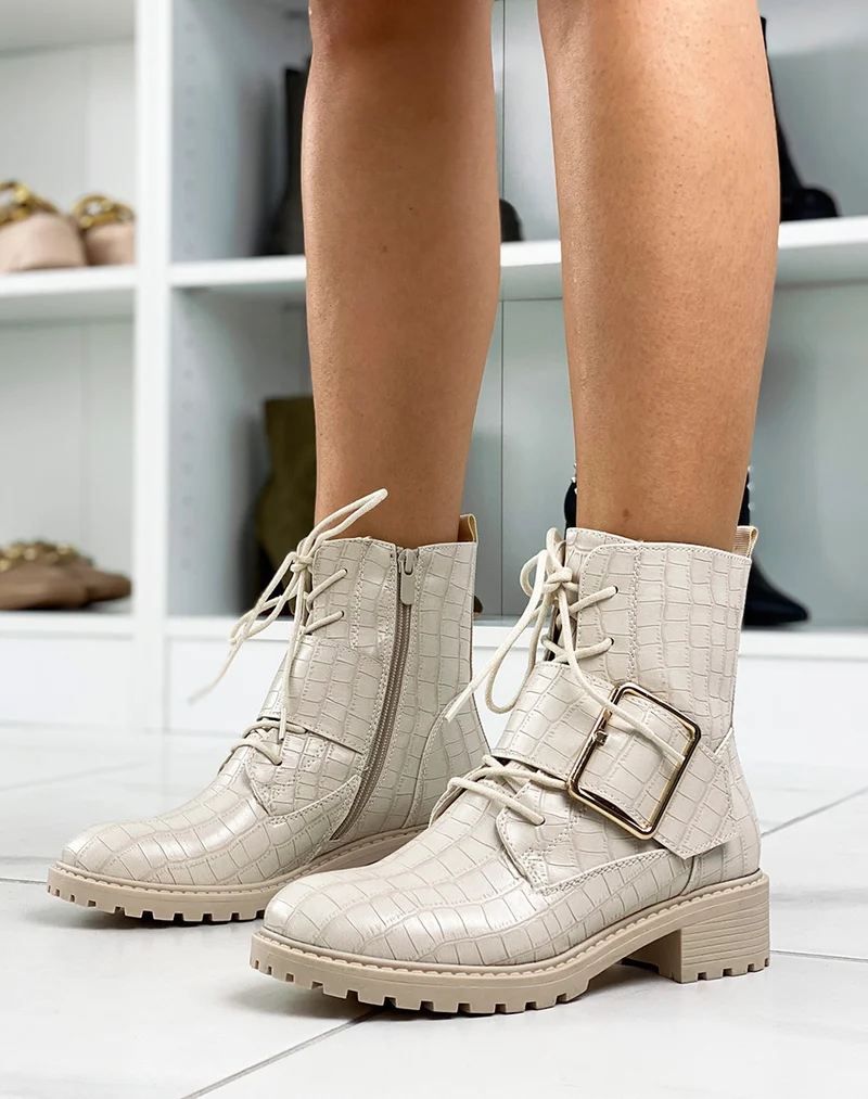 Bottines beiges effet croco ornées d’une grosse boucle dorée