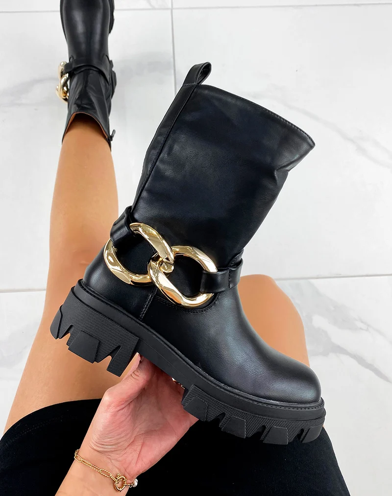 Bottines noires à grosse chaine dorée et semelle crantée
