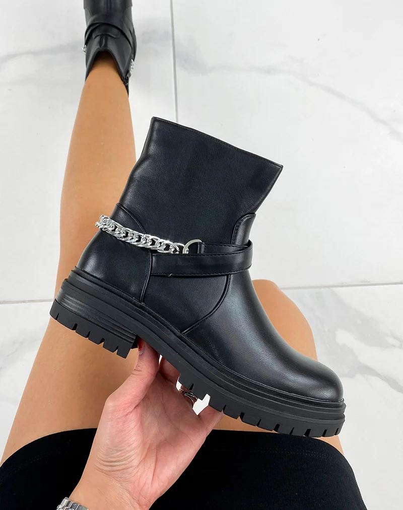 Bottines noires en simili cuir à lanières entrecroisées à chaîne argentée