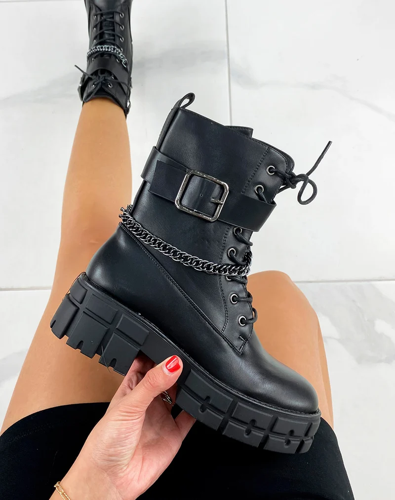 Bottines noires lacées à lanière et chaîne foncée