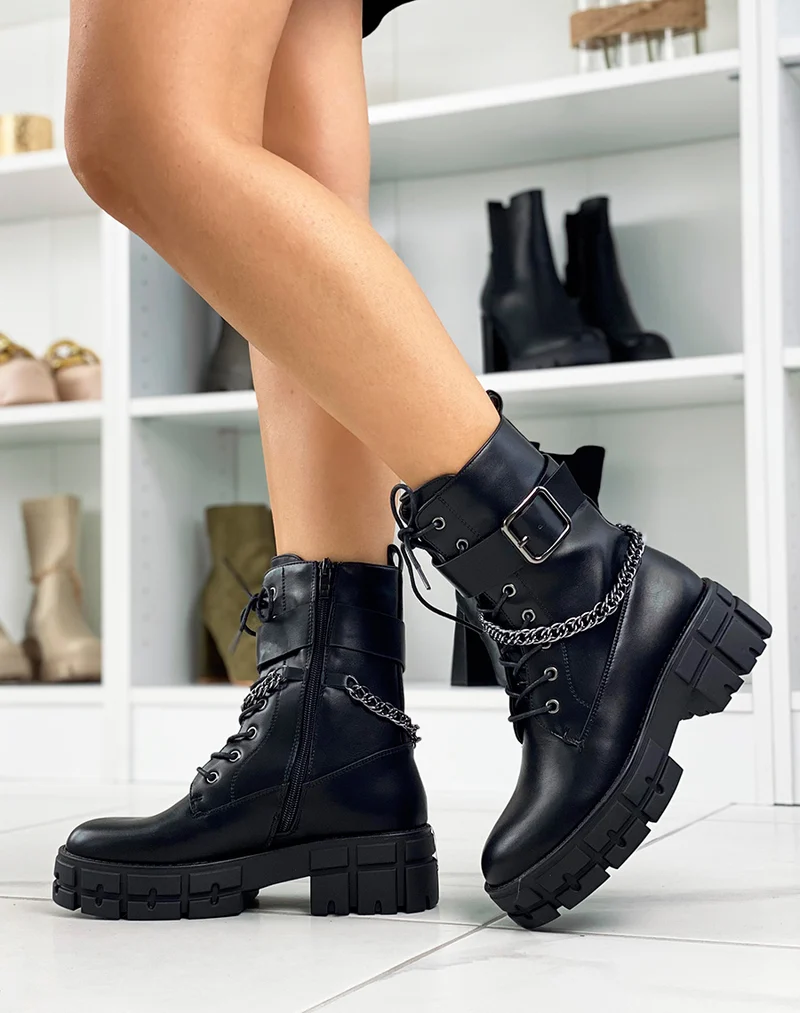 Bottines noires lacées à lanière et chaîne foncée
