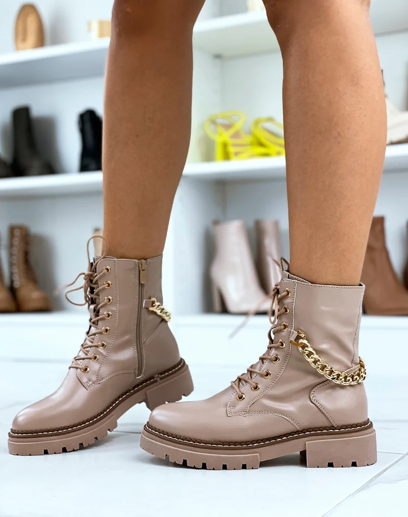 Bottines hautes beige ornées d’une chaine dorée