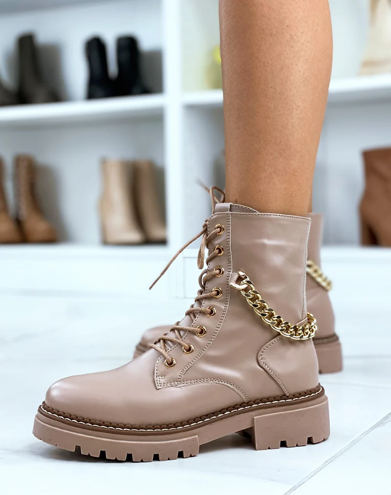 Bottines hautes beige ornées d’une chaine dorée